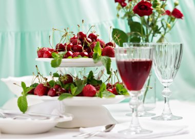 Yaz. Tablo ayarı. Meyveler - çilek ve vişne, bir 