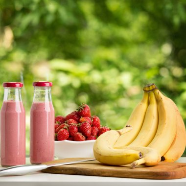 Cam şişe yeşil zemin üzerine çilek güler yüzlü.