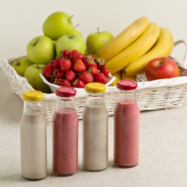 Meyve sepeti ve çilek ve muz yüzlü bir cam bottl içinde