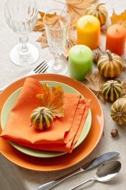 Şükran günü yemeği. Mevsimlik Tablo ayarı ile sonbahar yaprakları, 