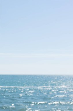 Bulanık etki. Güzel mavi deniz ve gökyüzü Dalgalarda güneş parlıyor.