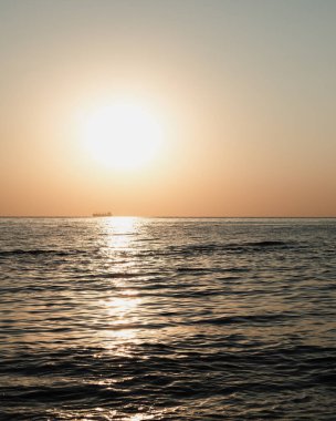 Güzel deniz manzarası. Güneş ışınlarının altın deniz dalgaları üzerindeki yansıması..