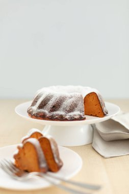 Pudra şekerli havuçlu kek. Seçici odak.