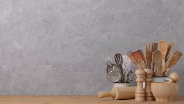 Mutfak aletleri, mutfak gereçleri ve mutfak malzemeleri gri beton arka planda masanın üzerinde. Seçici odak.