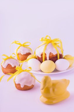 Bir şekilde dekore edilmiş Paskalya kek ve yumurta.