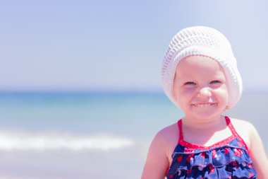 Sahilde güzel küçük bir kız