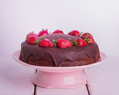 Çilekli çikolatalı kek. Seçici odak.