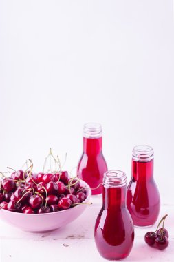 Vişne suyu şişelerde.