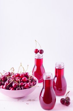 Vişne suyu şişelerde.