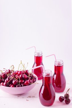 Vişne suyu şişelerde.