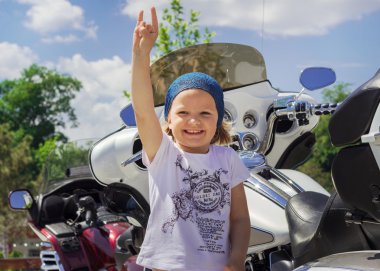 Motosiklet yakınındaki küçük kız.