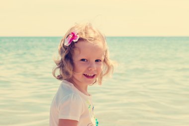 Sevimli küçük kız sahilde çalış.