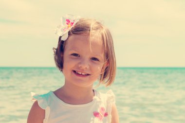 Sevimli küçük kız sahilde çalış.