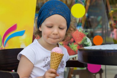 Dondurma yiyen küçük kız.