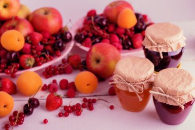 Reçel, meyve ve çilek (elma, kayısı, ahududu. strawberr