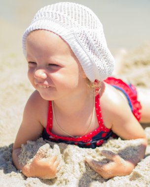 Güzel küçük kız sahilde yalan