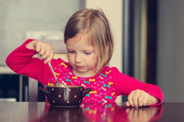 Çorba yemek güzel küçük kız.