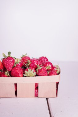 Çilek bir sepet içinde. Seçici odak.