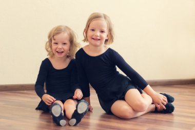 Komik küçük kızlar (kız) - dansçı.