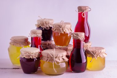 Ev yapımı meyve ve çilek reçel kavanoz içinde korunmuş. Rustik arpacık