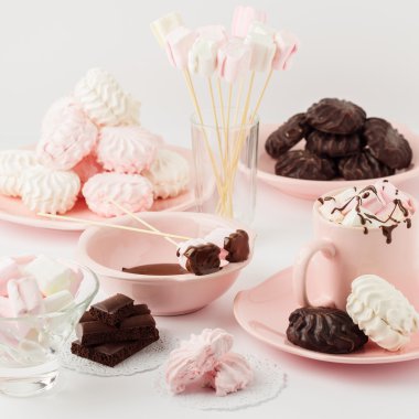 sıcak çikolata şekerleme beyaz zemin üzerine.