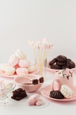 sıcak çikolata şekerleme beyaz zemin üzerine.