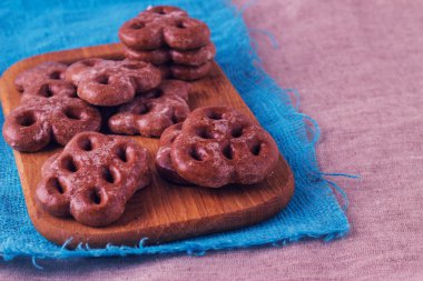 Gingerbread çerezleri ahşap tahta üzerinde.
