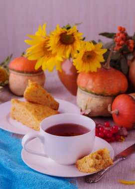 Sonbahar natürmort. Ev yapımı Pumpkin Pie ve çay.