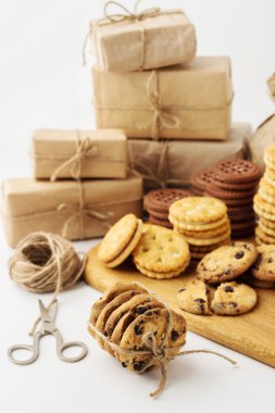 Tatil. Noel ve yeni yıl. Ev yapımı kurabiye hediye için. Sel