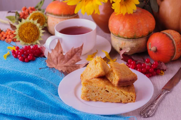 Sonbahar natürmort. Ev yapımı Pumpkin Pie ve Şükran günü için çay