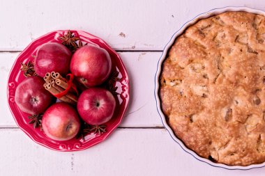 Elma, baharat ve elmalı turta.