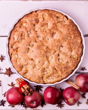 Elma, baharat ve elmalı turta.