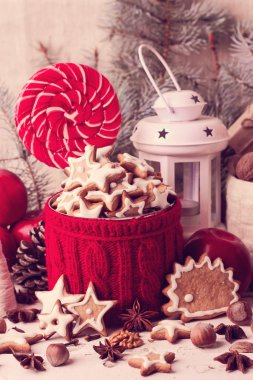 Noel süsleri - kurabiye, candis elma, fındık, baharatlar. V