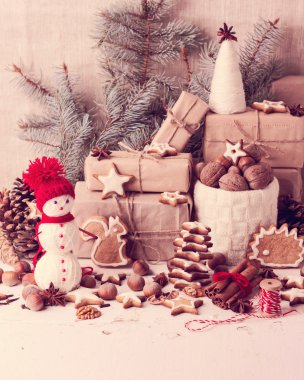 Noel kartı. Noel süsleri - Çerezler, elma, fındık, s