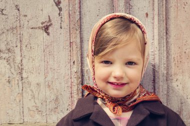 Vintage tarzı. Eski doo arka plan üzerinde küçük şirin kız