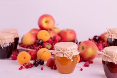 Reçel, meyve ve çilek (elma, kayısı, ahududu. strawberr