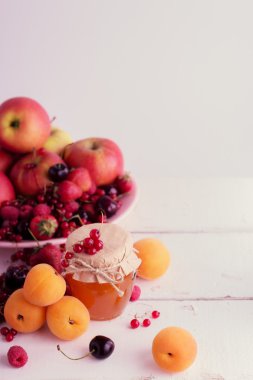 Meyve ve çilek (kayısı, içi bir arka plan üzerinde kayısı reçeli