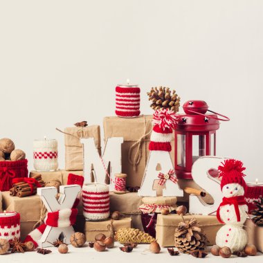 Vintage stile. Noel kartı. Noel süsleri - harf X