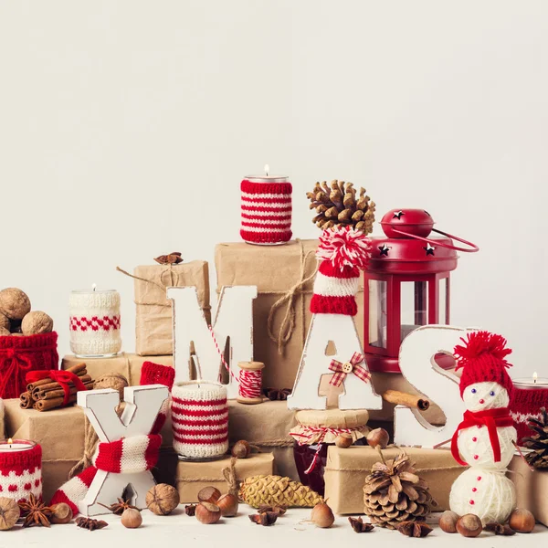 Vintage stile. Noel kartı. Noel süsleri - harf X