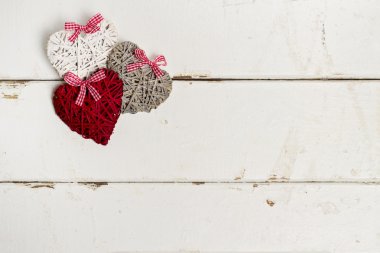 Sevgililer günü. Vintage tarzı. Eski beyaz tahta üzerine üç hearts