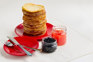 Krep hafta. Kırmızı ve siyah havyar ile Pancakes.