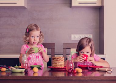 Krep hafta. Küçük kızlar (kız) pankek yemek.