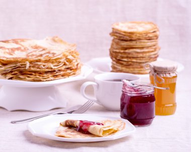 Karnaval. Çay krep ve reçel ile.