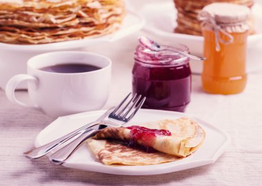 Karnaval. Çay krep ve reçel ile.