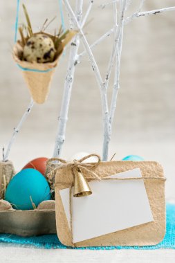 Paskalya yumurtaları mavi tonlarda dekorasyon. Vintage tarzı.