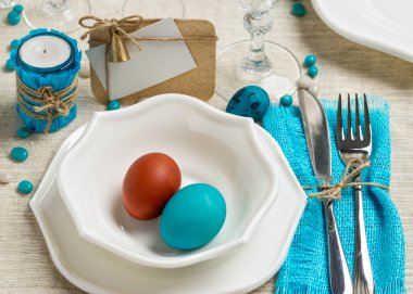 Mavi tonları dekorasyon Paskalya Tablo ayarı. 