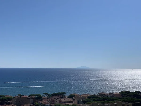 Elba adasına gün batımı görünümü