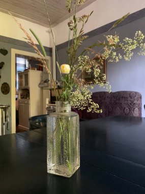 Yabani çiçekler ve tarladan çimenler