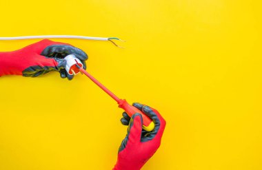 Elektrikçi kablolardan izolasyonu söküyor - ellere ve penseye yakın çekim