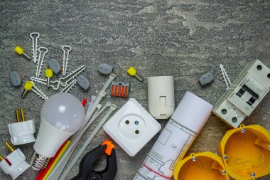 Elektriksel araçlar ve metin için bir yer ile gri bir arkaplan üzerinde elektrik tesislerinde kullanmak için bir takım bileşenler